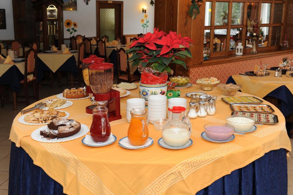 Hotel Bucaneve Moena Zimmer foto